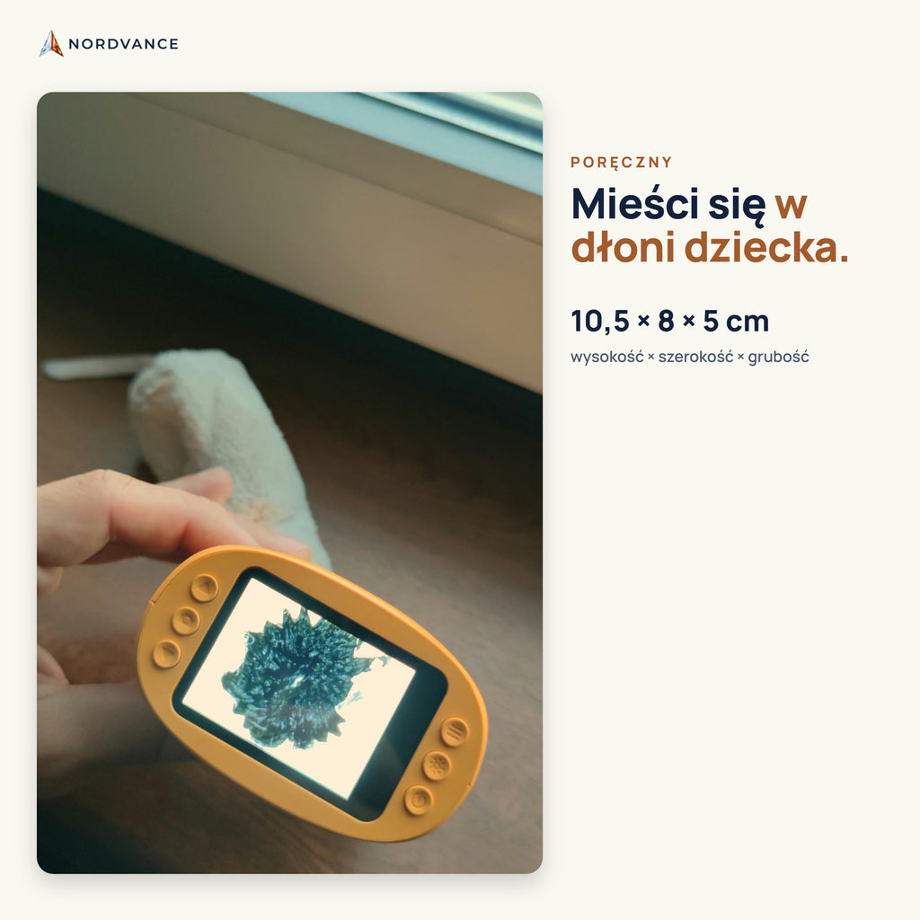Mikroskop Odkrywacz Pro v2 w dłoni — 10,5 × 8 × 5 cm