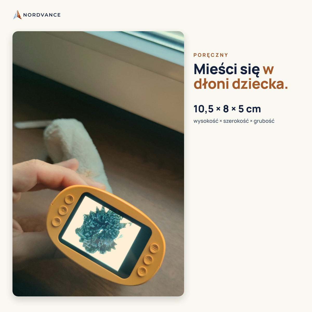 Mikroskop Odkrywacz Pro v2 w dłoni — 10,5 × 8 × 5 cm